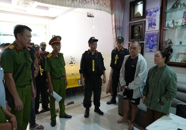 Khám xét nơi ở của vợ chồng Đoàn Bảy, Lâm Hán Tiến: Công an tịch thu lượng lớn tiền mặt, 8 sổ tiết kiệm trị giá 84 tỷ đồng, cùng nhiều giấy tờ nhà đất  - Ảnh 1.