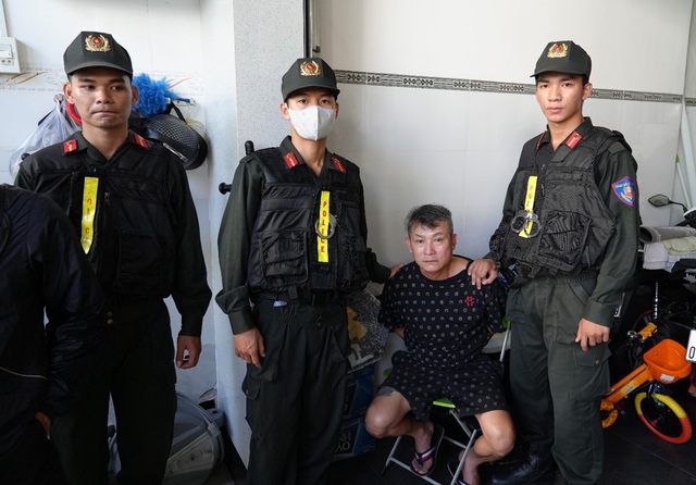 Khám xét nơi ở của vợ chồng Đoàn Bảy, Lâm Hán Tiến: Công an tịch thu lượng lớn tiền mặt, 8 sổ tiết kiệm trị giá 84 tỷ đồng, cùng nhiều giấy tờ nhà đất  - Ảnh 2.