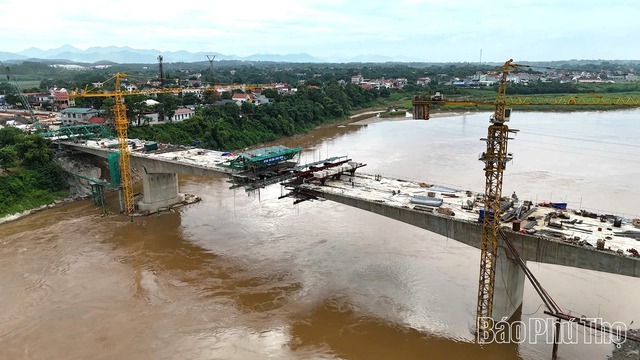 Hàng triệu người dân Phú Thọ sắp đón tin vui: Cầu Phong Châu bắc qua sông Hồng sẽ hợp long vào dịp đặc biệt quan trọng - Ảnh 1.