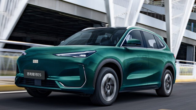 Hãng xe xây nhà máy 4.100 tỷ nâng cấp mẫu SUV vừa ra mắt tại Việt Nam: đi xa hơn 610 km nhưng giá vẫn giữ nguyên từ 400 triệu đồng- Ảnh 1. Hãng xe xây nhà máy 4.100 tỷ nâng cấp mẫu SUV vừa ra mắt tại Việt Nam: đi xa hơn 610 km nhưng giá vẫn giữ nguyên từ 400 triệu đồng- Ảnh 1.