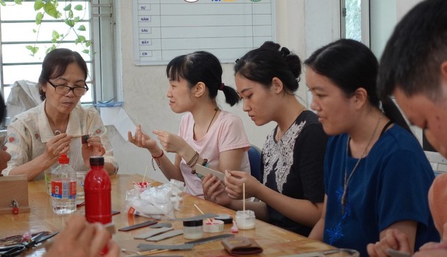 Chàng trai đánh giày từng lên sóng Shark Tank, nay mang bộ sưu tập đến Triển lãm A80, tiết lộ nhóm người "đặc biệt" tạo ra sản phẩm- Ảnh 2. Chàng trai đánh giày từng lên sóng Shark Tank, nay mang bộ sưu tập đến Triển lãm A80, tiết lộ nhóm người "đặc biệt" tạo ra sản phẩm- Ảnh 2.