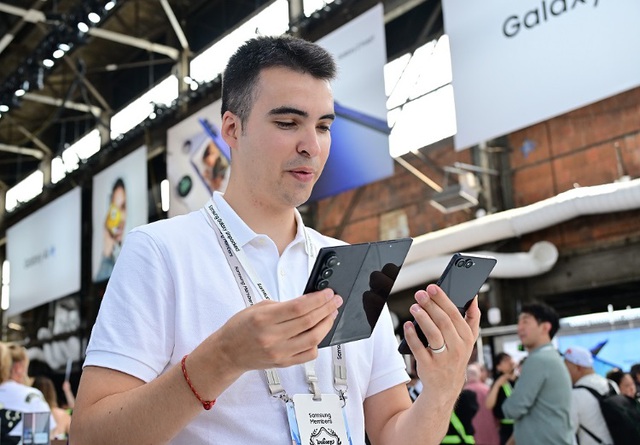 Cùng ra mắt smartphone siêu mỏng nhẹ, nhưng Samsung đã 'hạ đo ván' Apple ở một điểm - Ảnh 3.