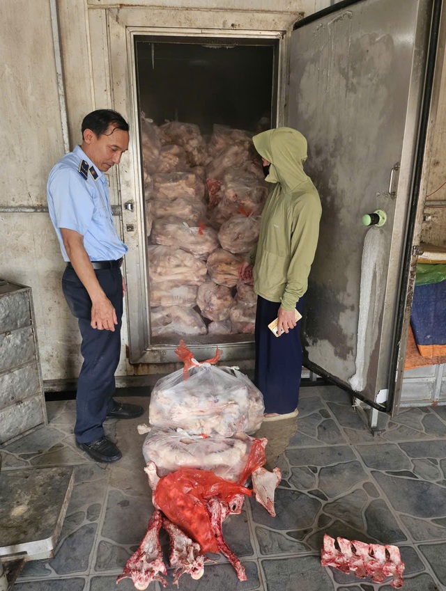Kinh khủng: Phát hiện 3 tấn xương bò không rõ nguồn gốc, 150kg nội tạng bốc mùi chuẩn bị tiêu thụ cho dân - Ảnh 2.