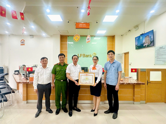 Cụ bà yêu cầu rút trước hạn 2 sổ tiết kiệm 400 triệu đồng, nhân viên LPBank nhìn biểu hiện rồi lập tức báo công an - Ảnh 1.