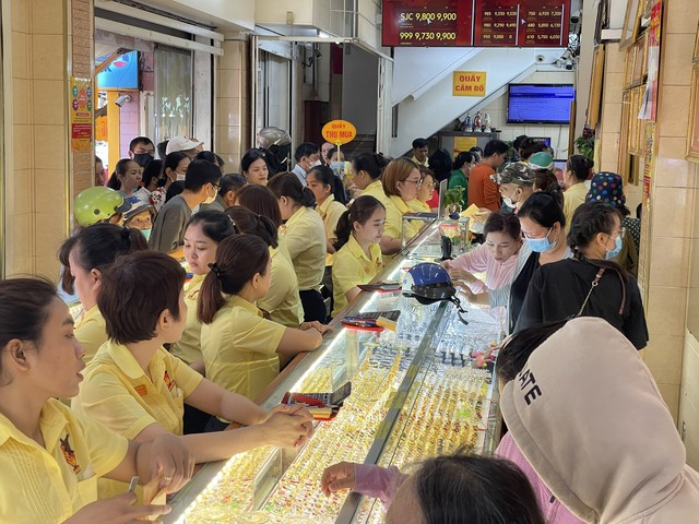 Thu nhập từ mua bán vàng có thể phải chịu thuế để hạn chế đầu cơ- Ảnh 1.