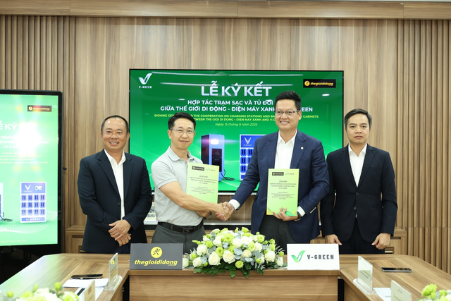 V-Green của tỷ phú Phạm Nhật Vượng hợp tác cùng Thế giới di động biến 2.000 cửa hàng thành trạm sạc và đổi pin xe điện - Ảnh 1.
