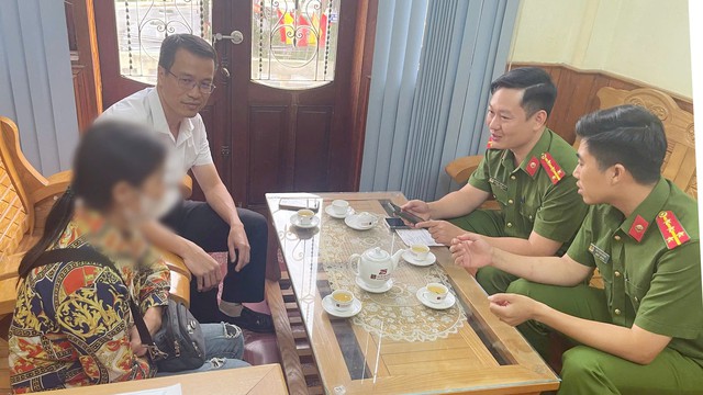 Người phụ nữ đến ngân hàng chuyển 100 triệu cho người bạn trên Tiktok để nhận quà, nhân viên Agribank thấy bất thường liền báo công an - Ảnh 1.