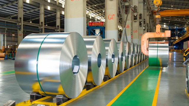 Từ nhà máy tôn thép đến ‘ông lớn’ sở hữu hệ thống Siêu thị Vật liệu xây dựng và Nội thất lớn nhất Việt Nam: Cách tạo nên sự khác biệt của Tập đoàn Hoa Sen - Ảnh 2.
