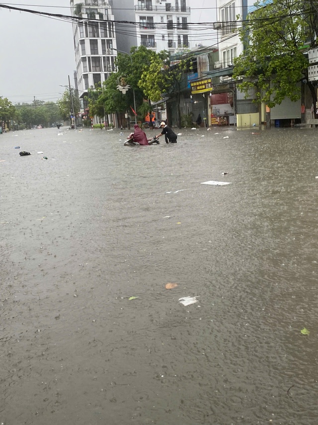 Mưa lớn kéo dài, hàng loạt khu nhà giàu ở Hà Nội lại biến thành "làng chài" - Ảnh 5.