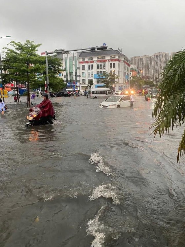 Mưa lớn kéo dài, hàng loạt khu nhà giàu ở Hà Nội lại biến thành "làng chài" - Ảnh 2.