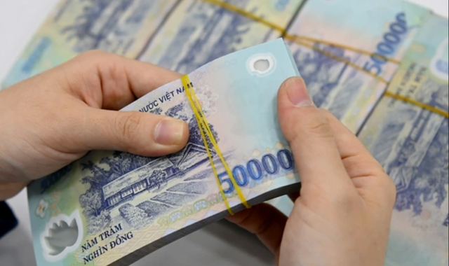 Bộ Nội vụ đề xuất tăng lương tối thiểu 7,2% từ 1/1/2026 - Ảnh 1.