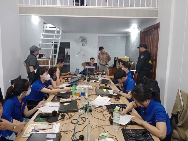 Công an ập vào 10 chi nhánh Công ty Dịch vụ Huy Hoàng FN, triệt phá đường dây dụ hàng trăm nghìn người trên mở thẻ tín dụng để chiếm đoạt tài sản - Ảnh 1.