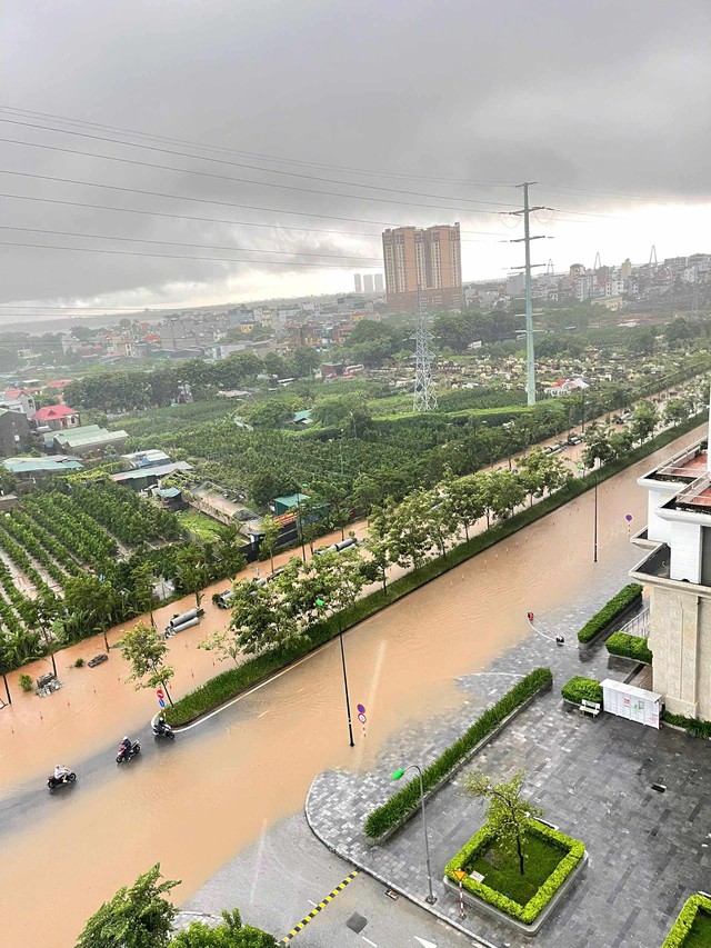 Mưa lớn kéo dài, hàng loạt khu nhà giàu ở Hà Nội lại biến thành "làng chài" - Ảnh 1.