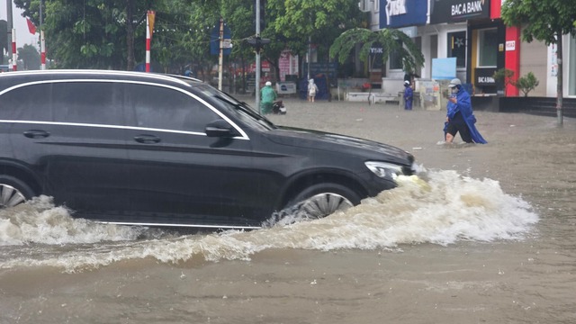 Mưa lớn kéo dài, hàng loạt khu nhà giàu ở Hà Nội lại biến thành "làng chài" - Ảnh 3.