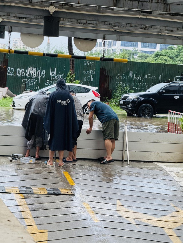 Mưa lớn kéo dài, hàng loạt khu nhà giàu ở Hà Nội lại biến thành "làng chài" - Ảnh 4.