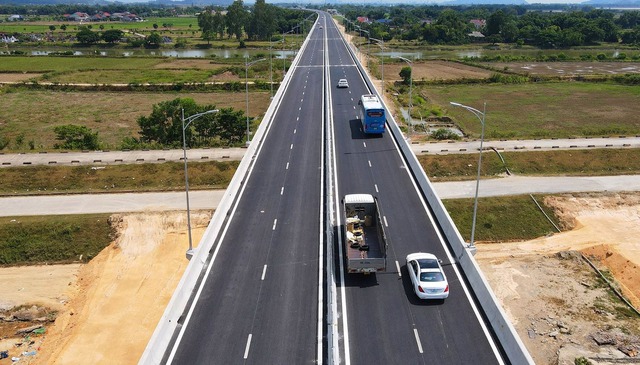 Người dân Hà Tĩnh, Quảng Trị đón tin vui: Sẽ hoàn thành 5 dự án thành phần cao tốc Bắc - Nam dài 259 km với tổng mức đầu tư 49.200 tỷ đồng trong năm nay - Ảnh 1.