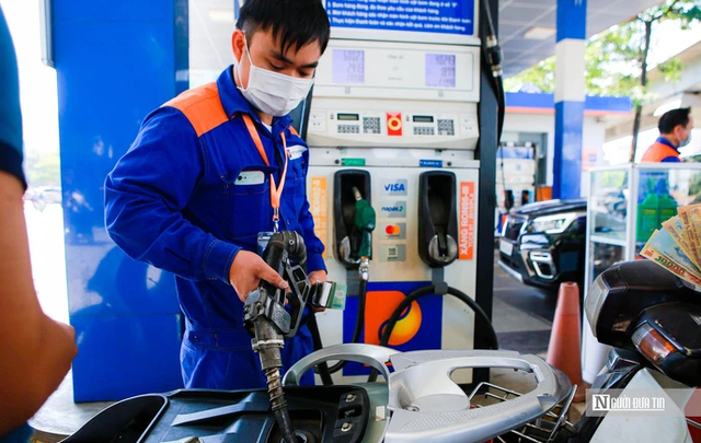 Phó Thủ tướng chỉ đạo về điều hành giá điện, xăng dầu và mặt hàng thiết yếu- Ảnh 1. Phó Thủ tướng chỉ đạo về điều hành giá điện, xăng dầu và mặt hàng thiết yếu- Ảnh 1.