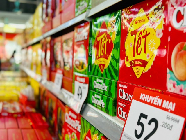 Còn hơn 1 tháng mới đến Tết Bính Ngọ 2026, nhưng siêu thị đã “tổng lực” kích cầu, có nơi giảm mạnh 50% - giá trị hàng hóa tích trữ lên đến 26.000 tỷ đồng - Ảnh 1.