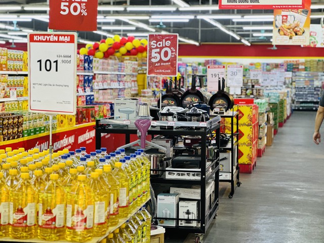 Còn hơn 1 tháng mới đến Tết Bính Ngọ 2026, nhưng siêu thị đã “tổng lực” kích cầu, có nơi giảm mạnh 50% - giá trị hàng hóa tích trữ lên đến 26.000 tỷ đồng - Ảnh 2.