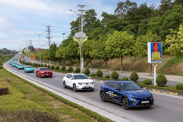 VinFast lập kỷ lục chưa từng có, doanh số bằng tổng của Toyota, Hyundai, Ford - Ảnh 1.