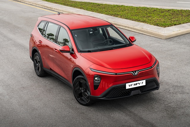 Ông Phạm Nhật Vượng tung VinFast Limo Green bản 'biển trắng', giá bán 819 triệu đồng - Ảnh 2.