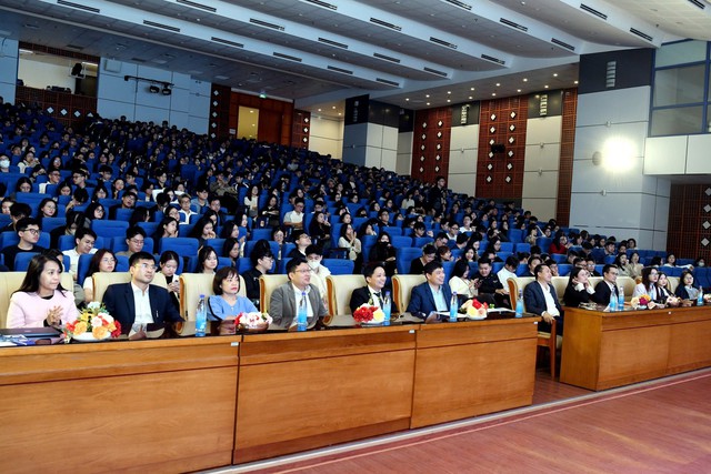 Nhiều chuyên gia tham gia thảo luận về ‘đầu tư tài chính và quản trị rủi ro năm 2026’ - Ảnh 1.