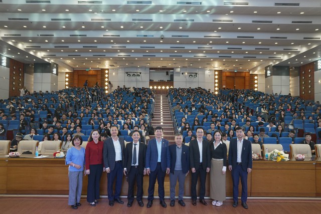 Nhiều chuyên gia tham gia thảo luận về ‘đầu tư tài chính và quản trị rủi ro năm 2026’ - Ảnh 5.