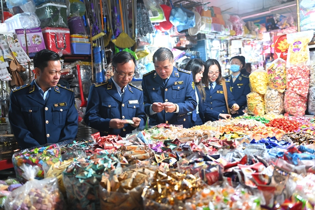 Cao điểm kiểm tra thị trường cuối năm: Một loạt hộ kinh doanh bị tịch thu và tiêu hủy hàng hóa vi phạm, lộ diện những lĩnh vực 'nóng' hay phát sinh sai phạm - Ảnh 2.
