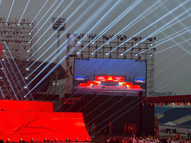 Nóng nhất Hà Nội hôm nay: Sun Group chuẩn bị 950 giàn phun, 4.400 ống pháo hỏa thuật cùng 4.600 pháo hoa nổ tầm cao, sẵn sàng cho “concert pháo hoa quốc gia”- Ảnh 8.