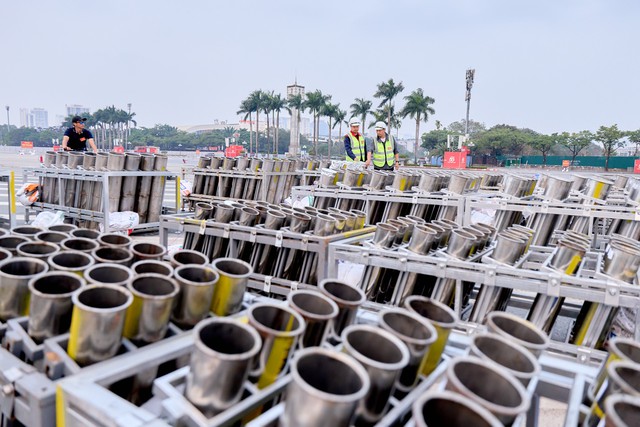 Nóng nhất Hà Nội hôm nay: Sun Group chuẩn bị 950 giàn phun, 4.400 ống pháo hỏa thuật cùng 4.600 pháo hoa nổ tầm cao, sẵn sàng cho “concert pháo hoa quốc gia”- Ảnh 4.