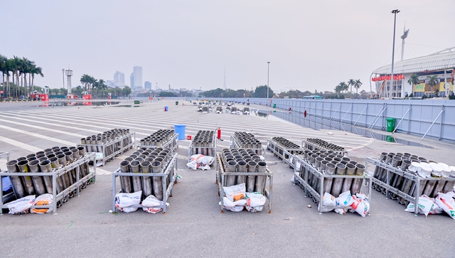 Nóng nhất Hà Nội hôm nay: Sun Group chuẩn bị 950 giàn phun, 4.400 ống pháo hỏa thuật cùng 4.600 pháo hoa nổ tầm cao, sẵn sàng cho “concert pháo hoa quốc gia”- Ảnh 2.