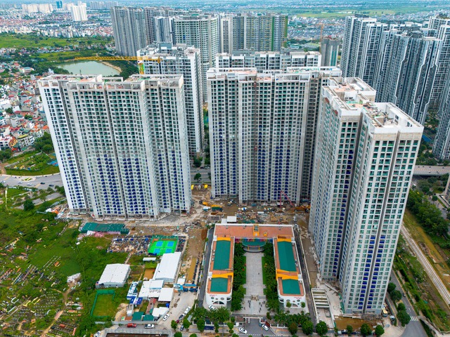 Hai gọng kìm “bóp nghẹt” thị trường bất động sản 2026: Bảng giá đất tăng, lãi suất leo thang - Ảnh 1.