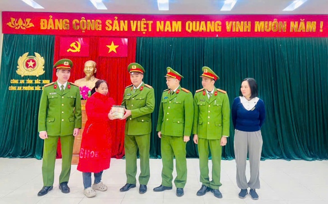 Người đàn ông Bắc Ninh phải báo công an sau khi tài khoản Techcombank nhận được hơn 365 triệu đồng kèm nội dung này  - Ảnh 1.