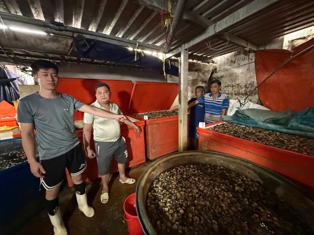 Đột kích cơ sở làm thực phẩm bẩn: Cơ quan chức năng phát hiện 3 tấn thịt ốc bươu đang được ngâm tẩm hóa chất chuyên dùng xây dựng, sản xuất gạch, xi măng - Ảnh 5.