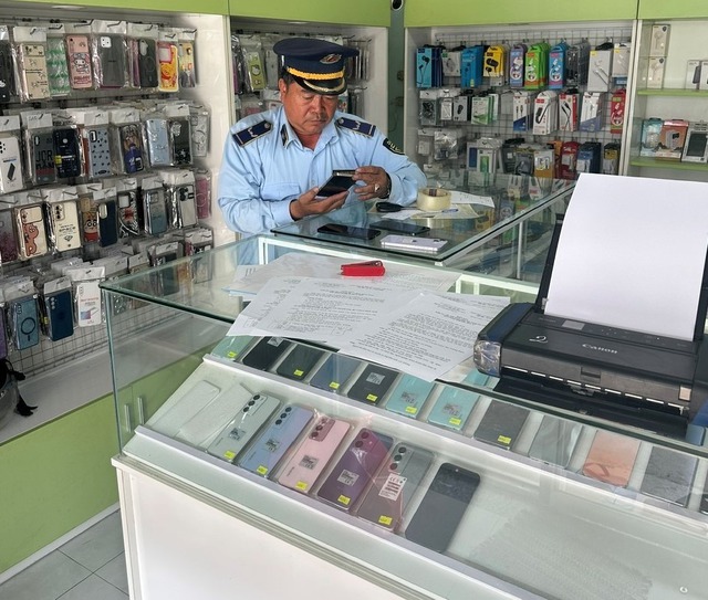 Mua bán iPhone nhập lậu, 3 hộ kinh doanh bị phạt 90 triệu đồng - Ảnh 1.