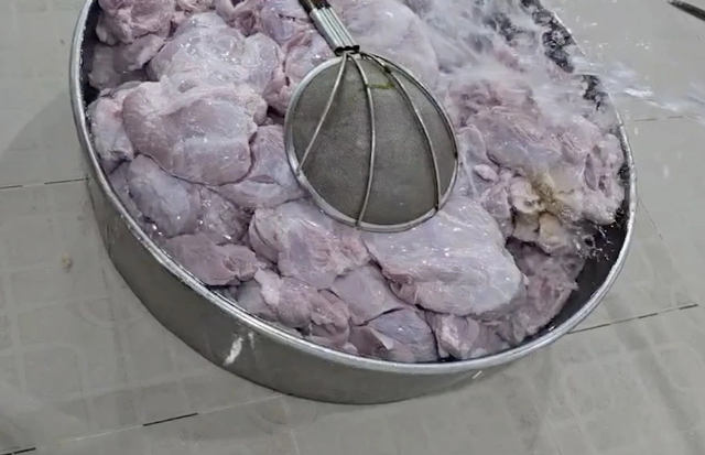 Nóng: Kiểm tra công ty cung cấp suất ăn học đường bị phản ánh dùng thực phẩm hết hạn tại TP.HCM - Ảnh 1.