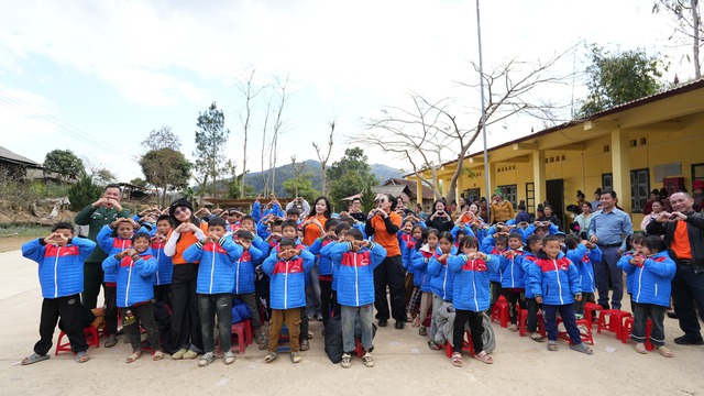 Bật Tết vùng biên: FPT Shop mang công nghệ đến gần hơn với học sinh Mường Lạn - Ảnh 2.