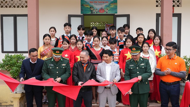 Bật Tết vùng biên: FPT Shop mang công nghệ đến gần hơn với học sinh Mường Lạn - Ảnh 1.