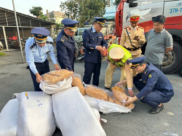 Đột xuất kiểm tra các hộ, cá nhân kinh doanh: Hàng loạt vi phạm được phơi bày, nhiều trường hợp bị phạt nặng- Ảnh 3.