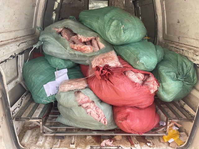 Đột xuất kiểm tra các hộ, cá nhân kinh doanh: Hàng loạt vi phạm được phơi bày, nhiều trường hợp bị phạt nặng- Ảnh 1.