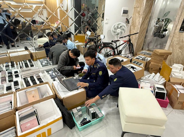 Đột xuất kiểm tra các hộ, cá nhân kinh doanh: Hàng loạt vi phạm được phơi bày, nhiều trường hợp bị phạt nặng- Ảnh 5.