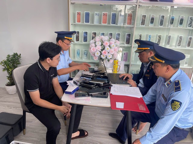 Đột xuất kiểm tra nhiều hộ kinh doanh: Hàng loạt vi phạm phơi bày, có vụ việc chuyển sang xem xét xử lý hình sự- Ảnh 3.