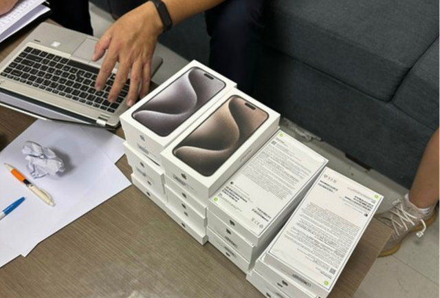 Hải quan thanh lý 2 lô điện thoại bao gồm iPhone, OPPO, Honor đã qua sử dụng, giá trung bình chưa tới 600.000 đồng/máy - Ảnh 1.