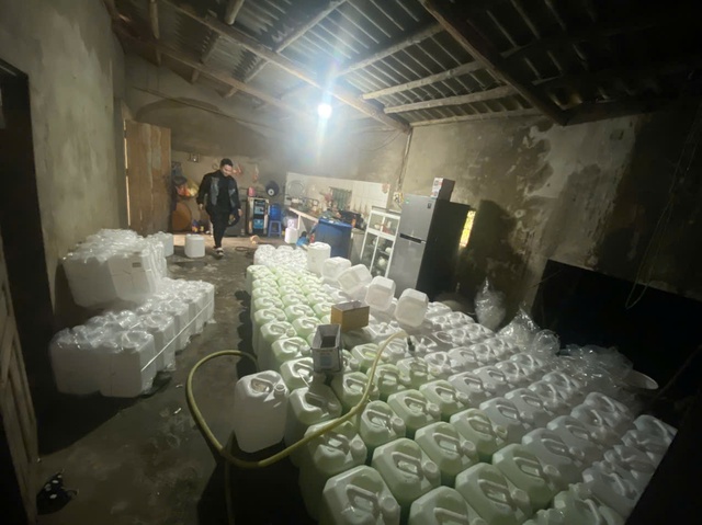 Đột xuất kiểm tra nhiều hộ kinh doanh: Hàng loạt vi phạm phơi bày, có vụ việc chuyển sang xem xét xử lý hình sự- Ảnh 1.