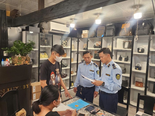 Đột xuất kiểm tra nhiều hộ kinh doanh: Hàng loạt vi phạm phơi bày, có vụ việc chuyển sang xem xét xử lý hình sự- Ảnh 2.