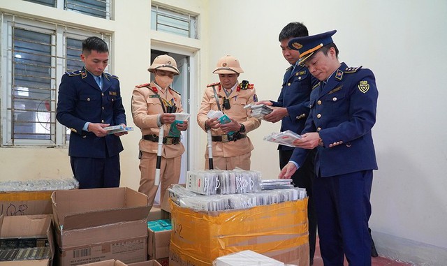 Đột xuất kiểm tra nhiều hộ, cá nhân kinh doanh: Lộ diện loạt vi phạm nghiêm trọng, nhiều người bị xử phạt hàng chục triệu đồng- Ảnh 2. Đột xuất kiểm tra nhiều hộ, cá nhân kinh doanh: Lộ diện loạt vi phạm nghiêm trọng, nhiều người bị xử phạt hàng chục triệu đồng- Ảnh 2.