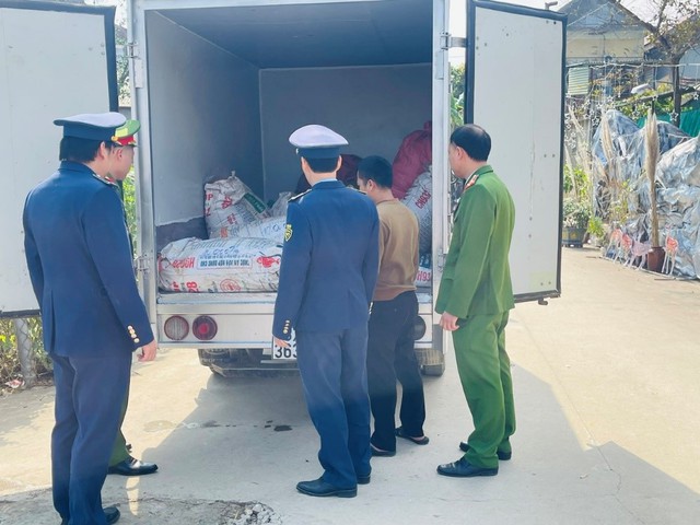 Đột xuất kiểm tra nhiều hộ, cá nhân kinh doanh: Lộ diện loạt vi phạm nghiêm trọng, nhiều người bị xử phạt hàng chục triệu đồng- Ảnh 3. Đột xuất kiểm tra nhiều hộ, cá nhân kinh doanh: Lộ diện loạt vi phạm nghiêm trọng, nhiều người bị xử phạt hàng chục triệu đồng- Ảnh 3.