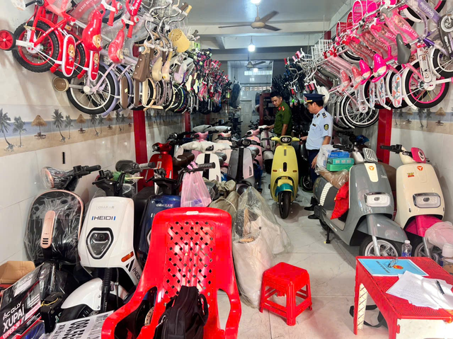 Đột xuất kiểm tra nhiều hộ, cá nhân kinh doanh: Lộ diện loạt vi phạm nghiêm trọng, nhiều người bị xử phạt hàng chục triệu đồng- Ảnh 1. Đột xuất kiểm tra nhiều hộ, cá nhân kinh doanh: Lộ diện loạt vi phạm nghiêm trọng, nhiều người bị xử phạt hàng chục triệu đồng- Ảnh 1.