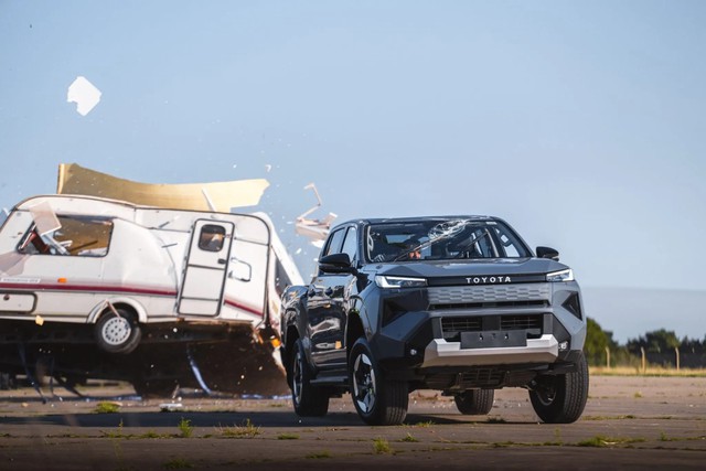 Khung gầm Toyota tốt đến đâu: Chiếc bán tải Hillux vừa hứng trọn 760 kg từ độ cao 9,1 m mà vẫn có thể tự rời khỏi đống đổ nát - Ảnh 6.