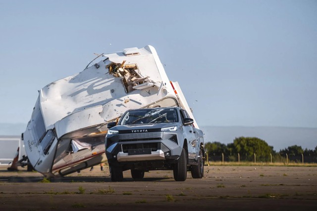 Khung gầm Toyota tốt đến đâu: Chiếc bán tải Hillux vừa hứng trọn 760 kg từ độ cao 9,1 m mà vẫn có thể tự rời khỏi đống đổ nát - Ảnh 5.